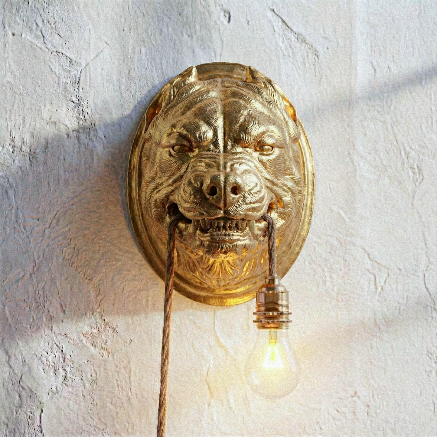 Pitbull Lamp Gold